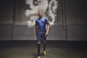 中超球队主场球迷互动活动开展，球迷给中超球队设计的队徽